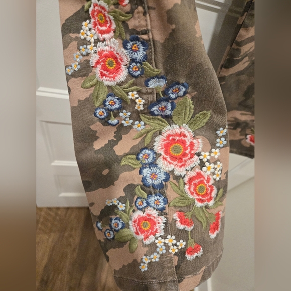 Laurie Felt Camouflage Pants with Floral Embroidery - Picture 3 of 6